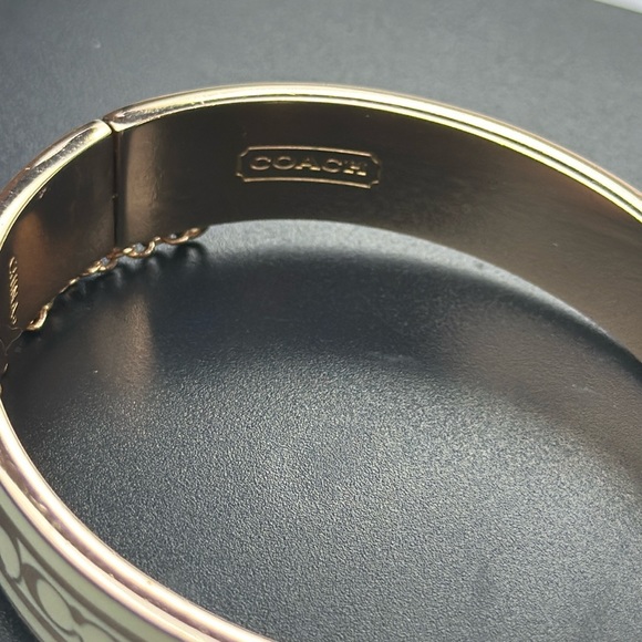 Signature Enamel Coach Bangle Bracelet. Rose Tone & Cream. W/Safety Chain. - Picture 4 of 9